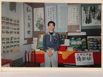 '一九九七年五月大法弘传五周年,刘海波参加在长春南岭体育馆举行的书画展留影。'