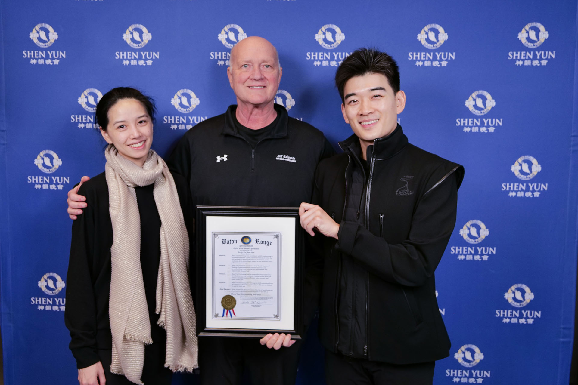 图8:二零二五年一月十二日,巴图鲁日市长爱德华斯(Sid Edwards,中)向神韵巡回艺术团的两位代表颁发褒奖。(大<span style='max-width:0px!important;margin-left:-4px;color:#eee!important;'>.</span>纪<span style='max-width:0px!important;margin-left:-4px;color:#eee!important;'>.</span>元<span style='max-width:0px!important;margin-left:-4px;color:#eee!important;'>;</span>)
