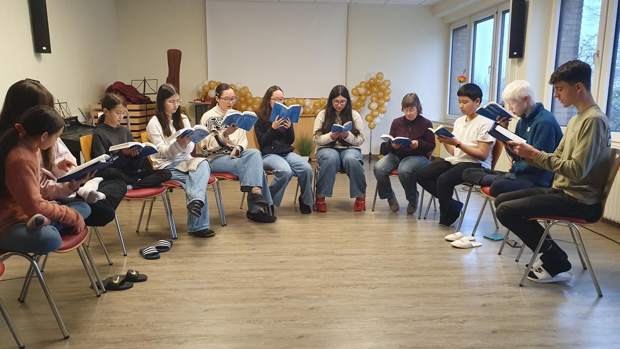 图1:孩子们在一起学法