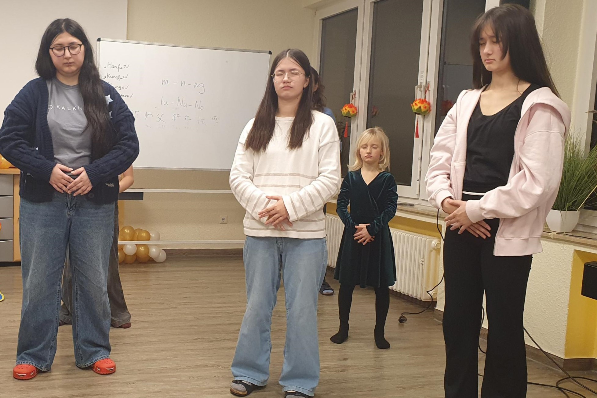 图2:孩子们在一起炼功