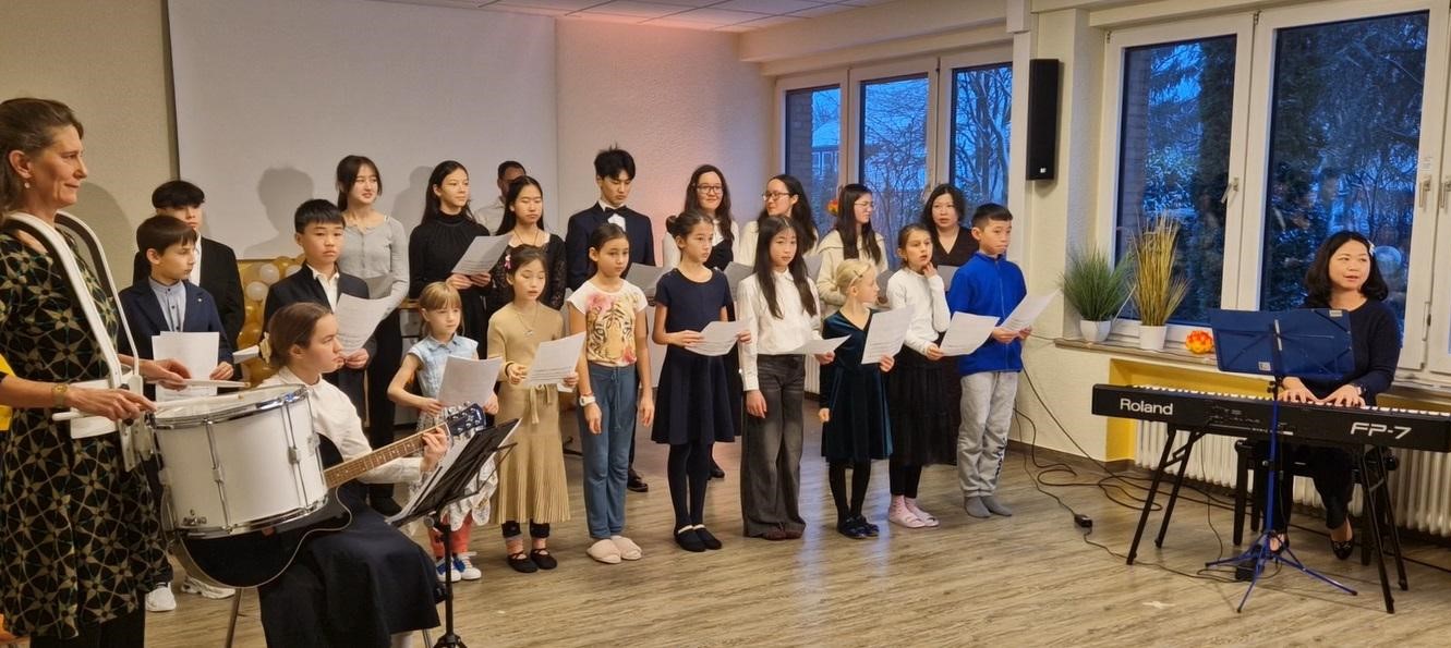 图5~6:汇报演出 - 功法演示与合唱