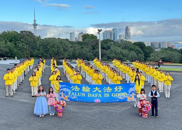 '图2:新西兰法轮功学员恭祝师尊过年好!'