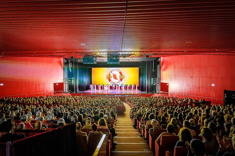 '图6:神韵在奥地利首都四天五场的演出,场场爆满,周末三场一票难求。图为二零二五年一月二十六日下午,神韵国际艺术团在维也纳市政厅剧院(Wiener Stadthalle, Halle F)最后一场演出的盛况。'
