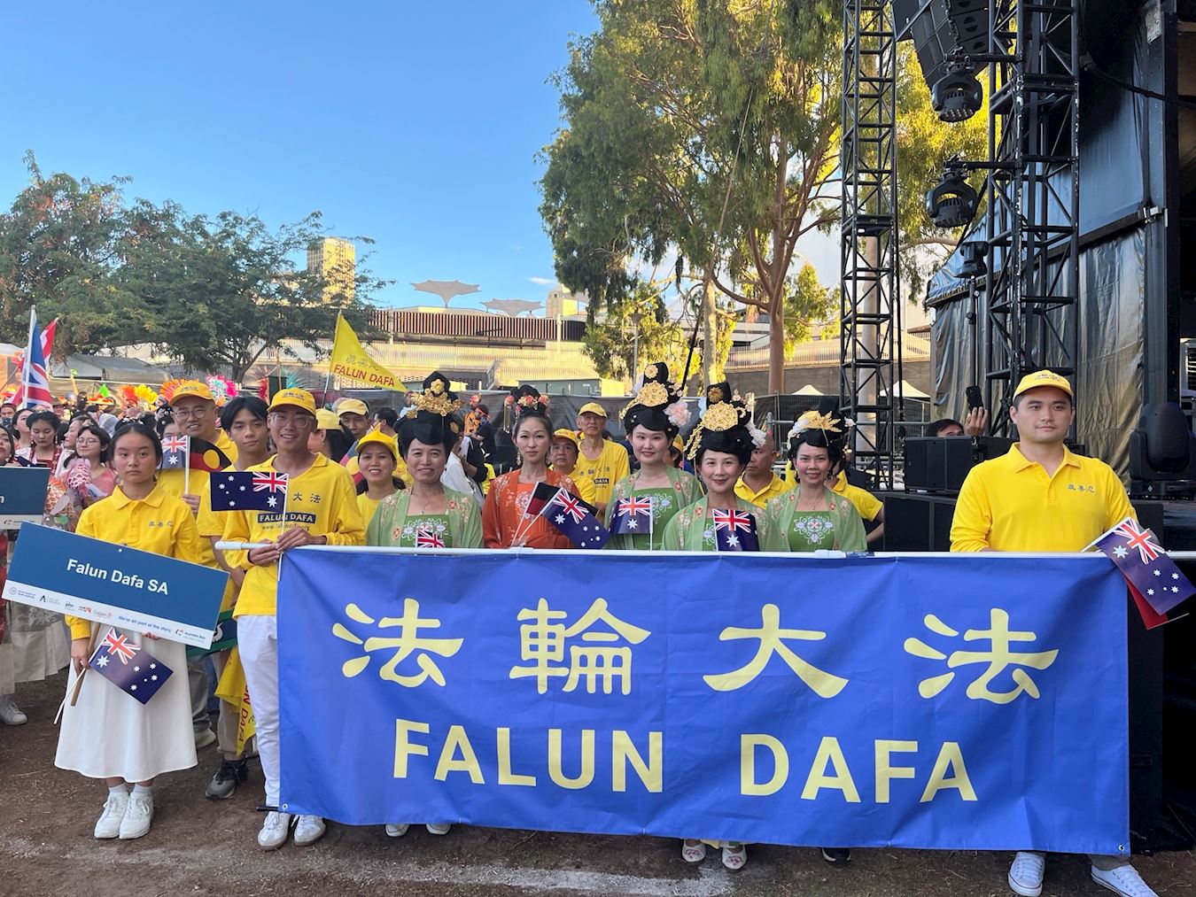 '图5:入场后法轮功队伍在最靠近中心舞台处'