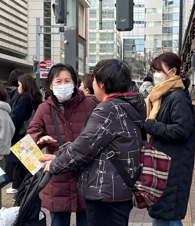 '图3:二零二五年一月十一日至十三日期间,法轮功学员们在向行人(中)讲真相时的情景'