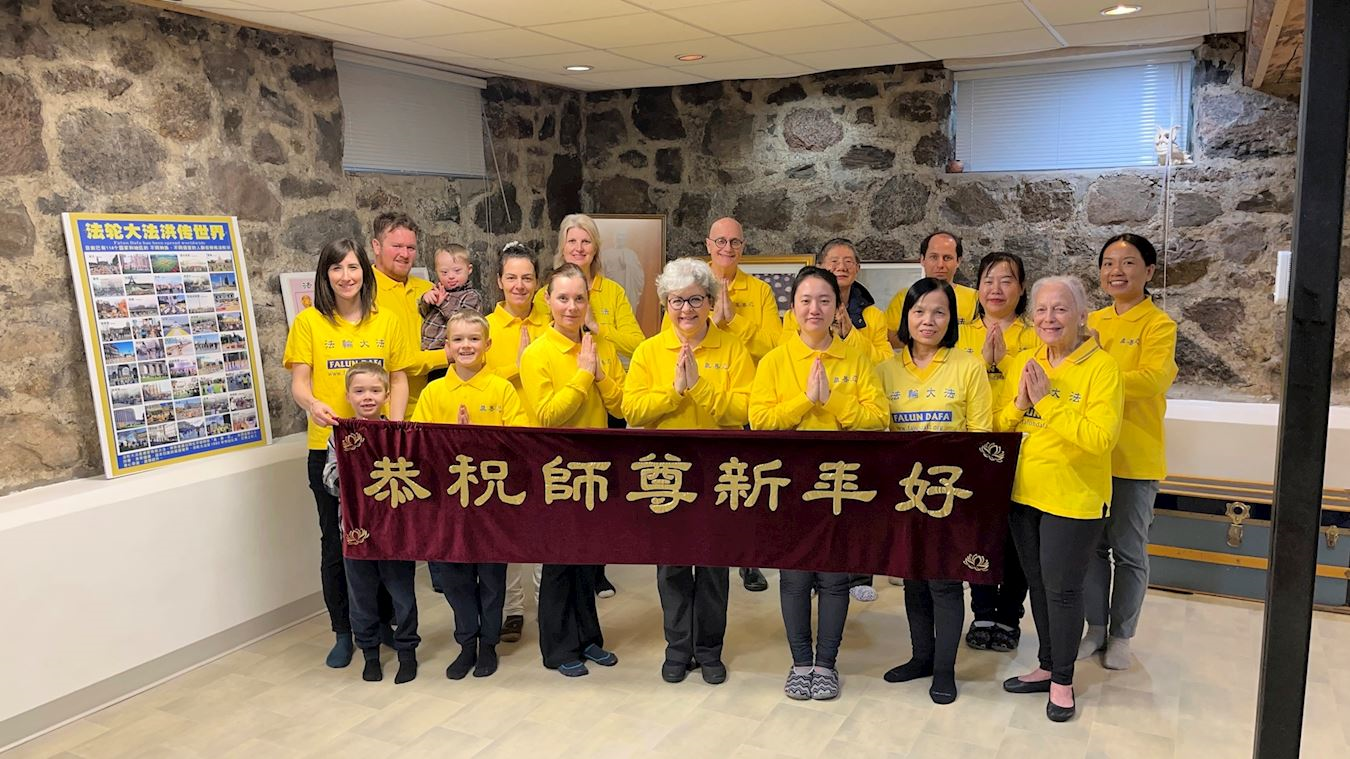 '图2:一月十八日,魁北克市部份法轮功学员通过视频向李洪志师父拜年。'