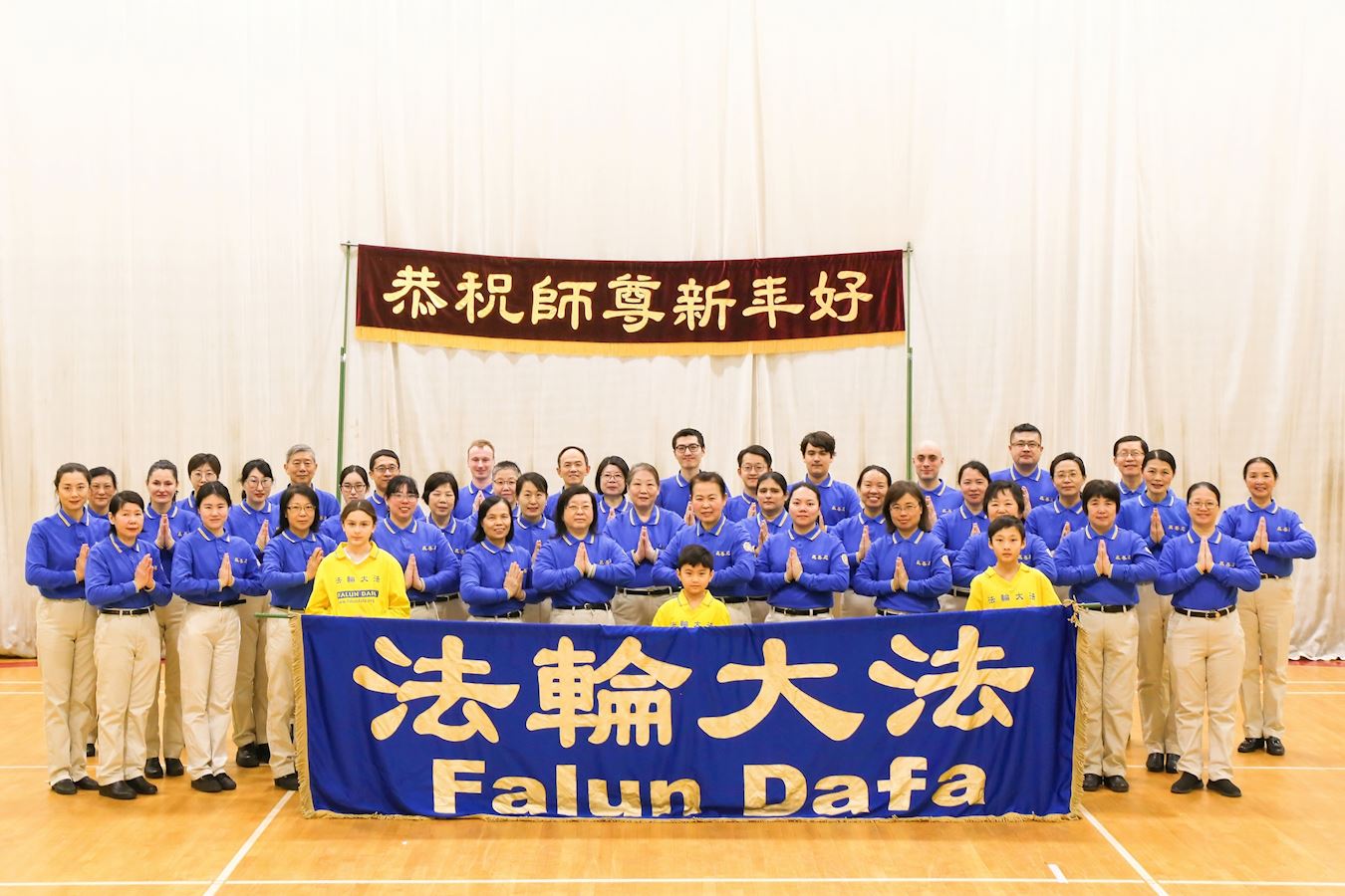 '图3:蒙特利尔天国乐团成员向师父拜年。'