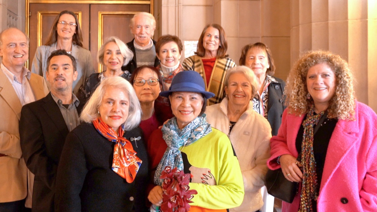 图8:二零二五年一月四日下午,美国加州诺瓦托(Novato)共和党妇女联合会会长方丽玲(前排左二),带领会员一共十八人,观赏了神韵北美艺术团在加州旧金山歌剧院的演出。(新<span style='max-width:0px!important;margin-left:-4px;color:#eee!important;'>!</span>唐<span style='max-width:0px!important;margin-left:-4px;color:#eee!important;'>!</span>人<span style='max-width:0px!important;margin-left:-4px;color:#eee!important;'>:</span>电视台)