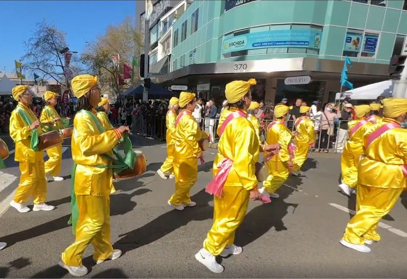 '图1~2:九月六日,由法轮功学员组成的天国乐团和腰鼓队参加了悉尼查茨伍德举行的庆典游行活动。'