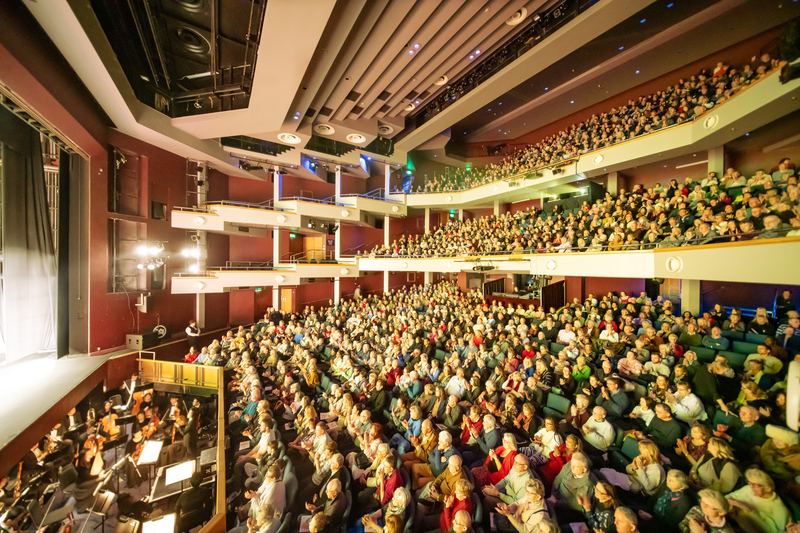 图20:二零二五年二月五日,神韵世界艺术团在英国沃金新维多利亚剧院(New Victoria Theatre)的演出再次座无虚席。 (大<span style='max-width:0px!important;margin-left:-4px;color:#eee!important;'>.</span>纪<span style='max-width:0px!important;margin-left:-4px;color:#eee!important;'>.</span>元<span style='max-width:0px!important;margin-left:-4px;color:#eee!important;'>;</span>)