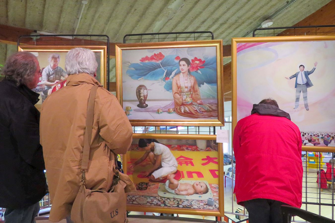 '图3~7:二零二五年二月八日,人们在马利尼纳市媒介图书馆展厅观看真善忍美展。'