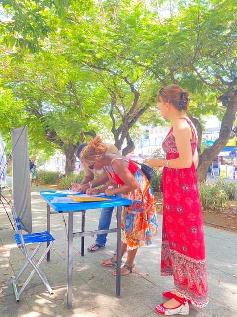 图1~2:二零二四年十二月以来,法国法轮功学员在圣皮埃尔(Saint Pierre)市设立资讯点,帮助人们了解真相。