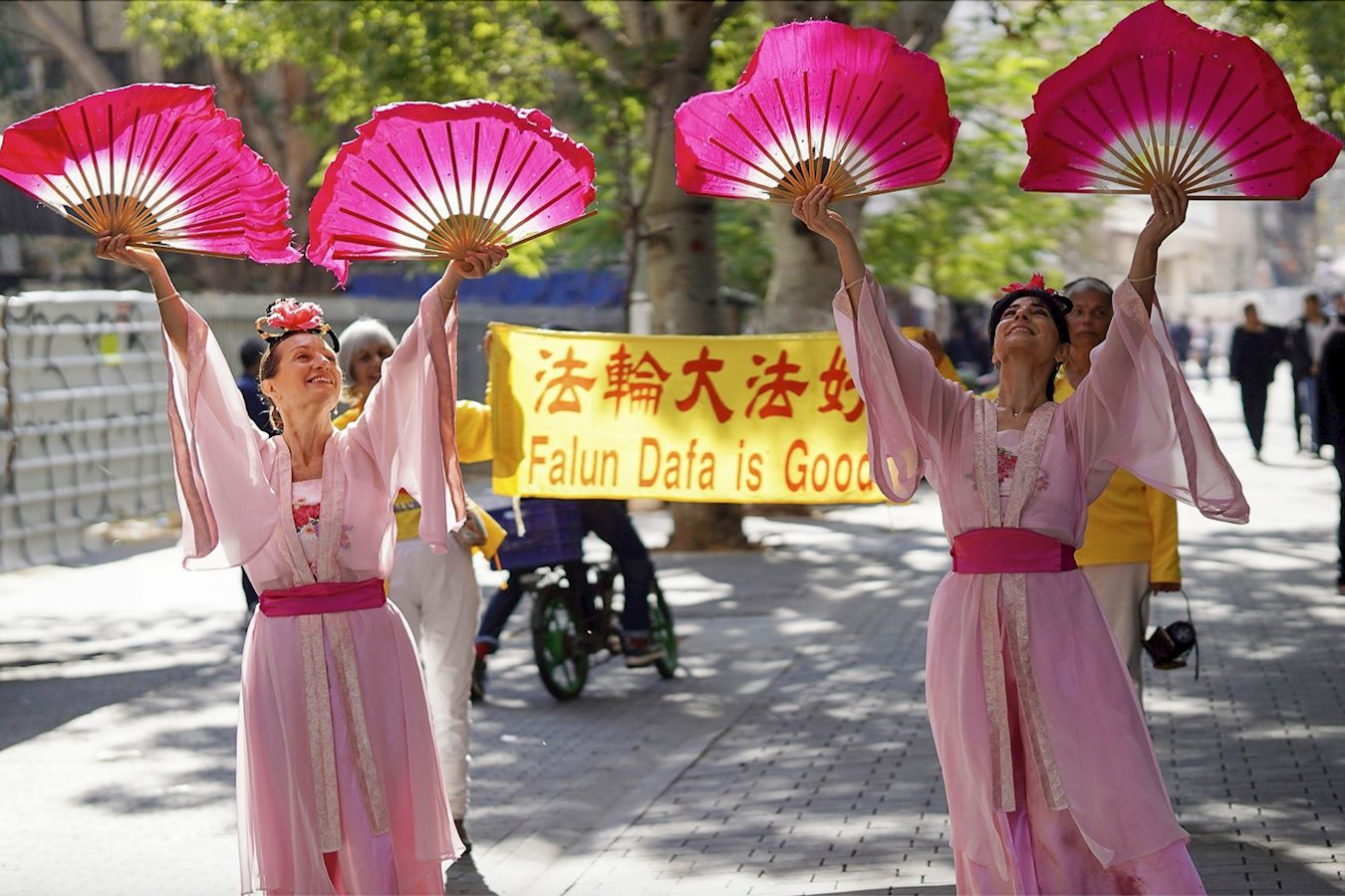 '图2:在特拉维夫唐人街,法轮功学员表演传统舞蹈。'