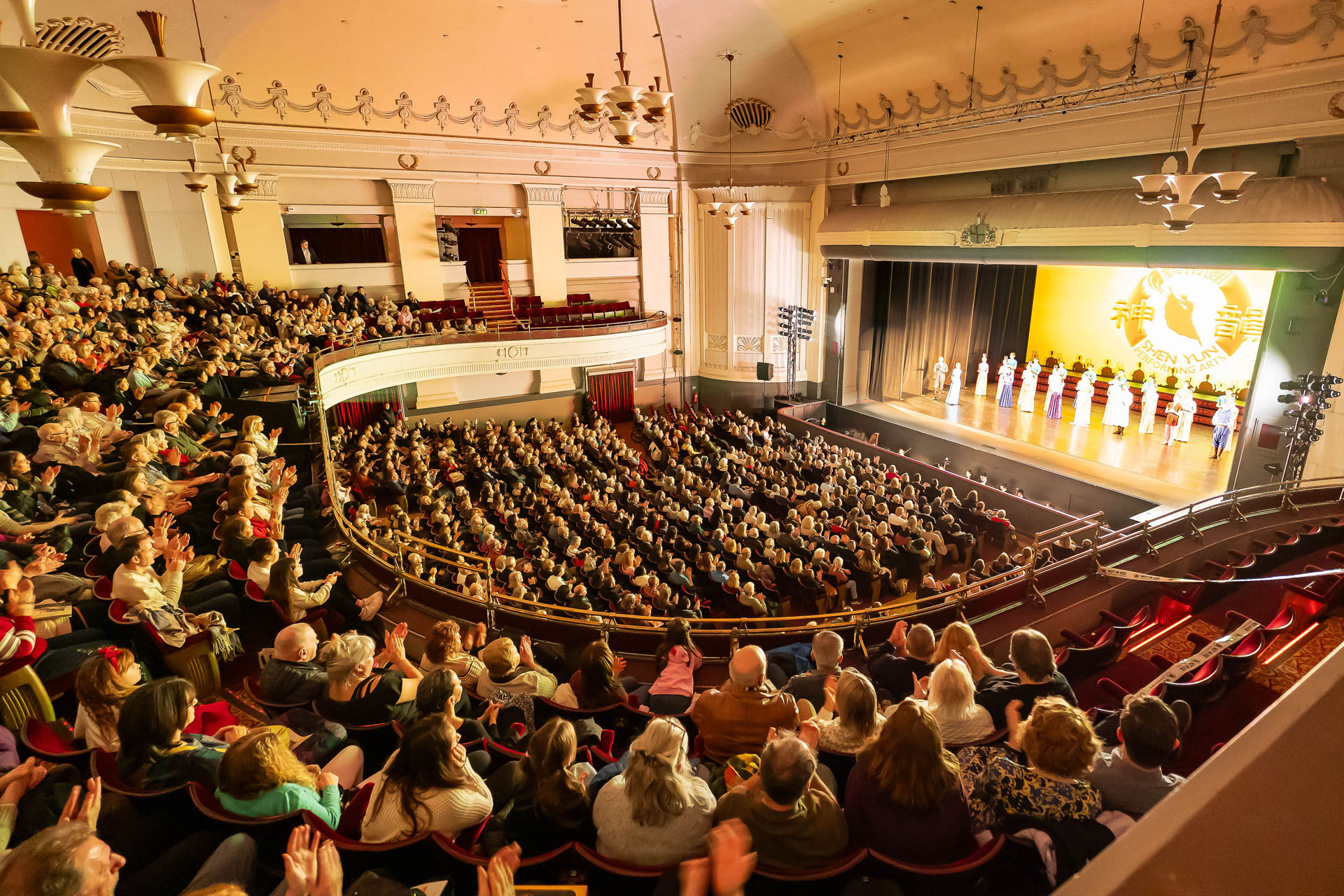 图1:二零二五年二月十三日,神韵世界艺术团在英国伯恩茅斯长亭剧院(Bournemouth Pavilion Theatre)的演出爆满。由于门票早就售罄,有一些在 “候补名单” 上观众意外得到票后,欣喜万分。舞台上,神韵艺术家流畅优雅的舞姿、融合了东西方精华的现场乐团、色彩缤纷的服装和舞台设计、古老的中华修炼文化,让现场观众非常感佩,掌声雷动。(大<span style='max-width:0px!important;margin-left:-4px;color:#eee!important;'>.</span>纪<span style='max-width:0px!important;margin-left:-4px;color:#eee!important;'>.</span>元<span style='max-width:0px!important;margin-left:-4px;color:#eee!important;'>;</span>)