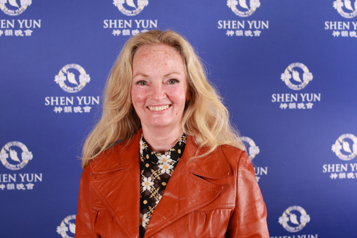 图8:墨尔本一家舞蹈学校校长、资深芭蕾舞教师崔西・博伊德(Tracey Boyd)观看了美国神韵环球艺术团在澳洲墨尔本会展中心的第三场演出。(新唐⼈电视台)