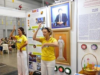 '图3:法轮功学员们展示法轮功第三套功法——贯通两极法'