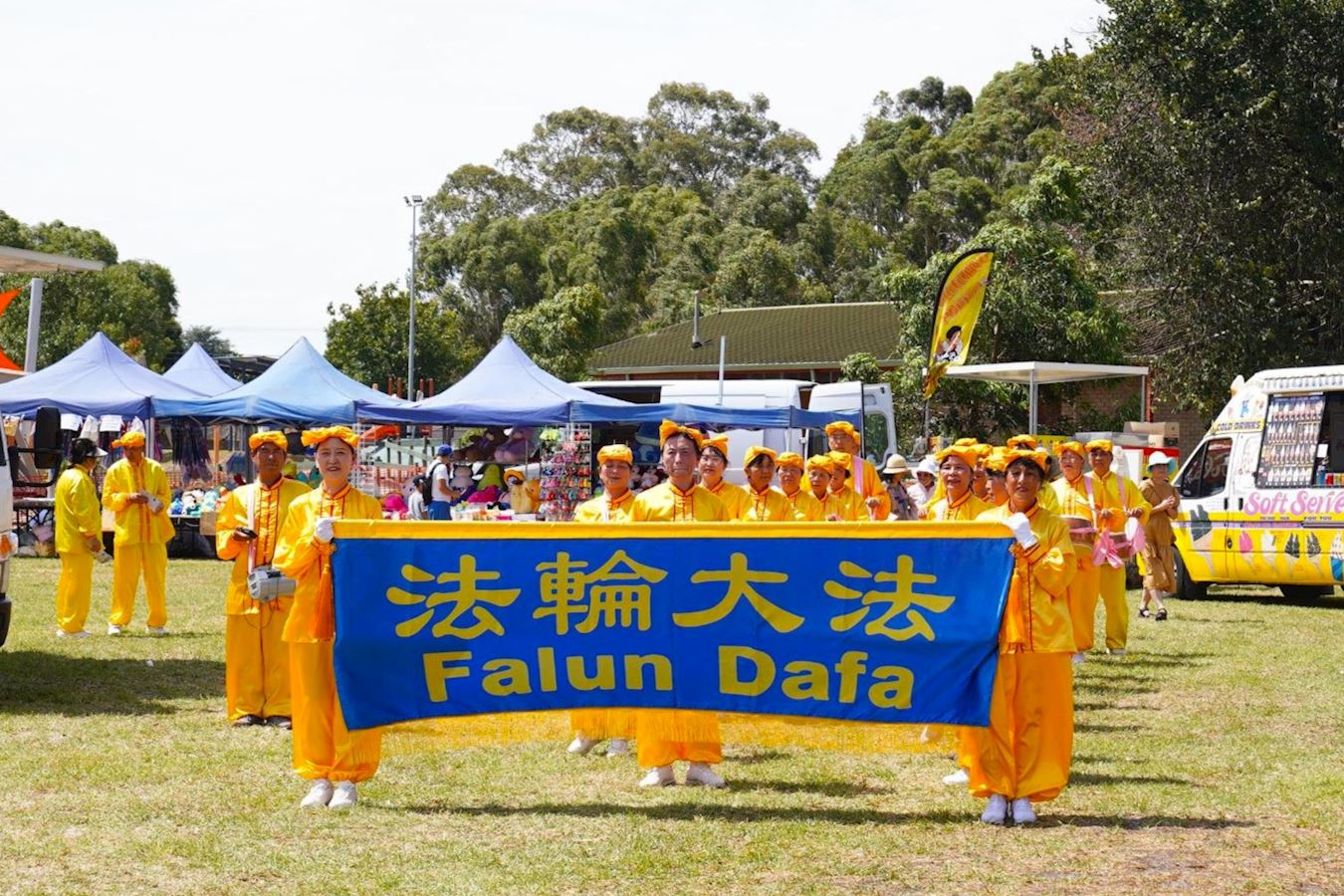 '图1~2:二零二五年二月二十二日,墨尔本大丹德农(Great Dandenong)市举办了社区庆典庆祝黄历新年暨越南移民在澳洲定居50周年。墨尔本法轮大法腰鼓队受邀进行表演。'