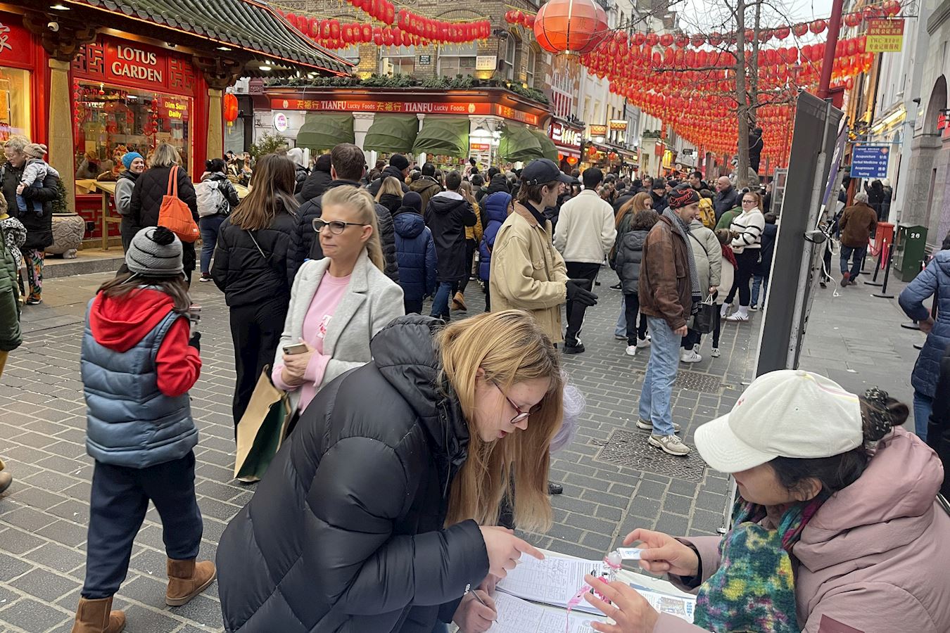 '图2~3:明白真相的民众纷纷支持法轮功反迫害的征签。'