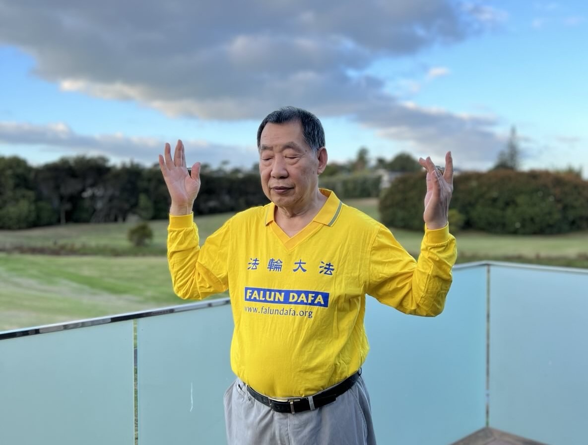 图:和三普在炼法轮功的第二套功法