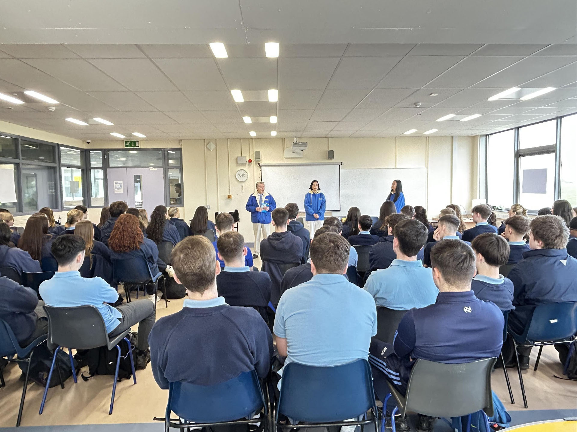 图1:法轮功学员为都柏林一所中学的高三学生讲解法轮功真相。