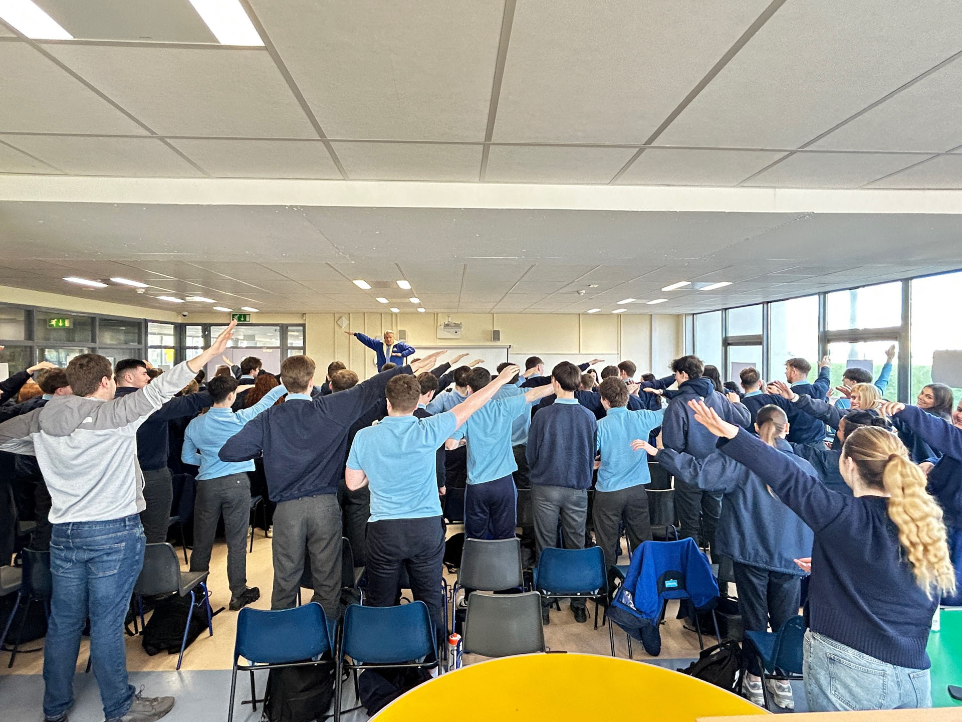 图4:都柏林一所中学的高三学生认真学炼法轮功第一套功法。
