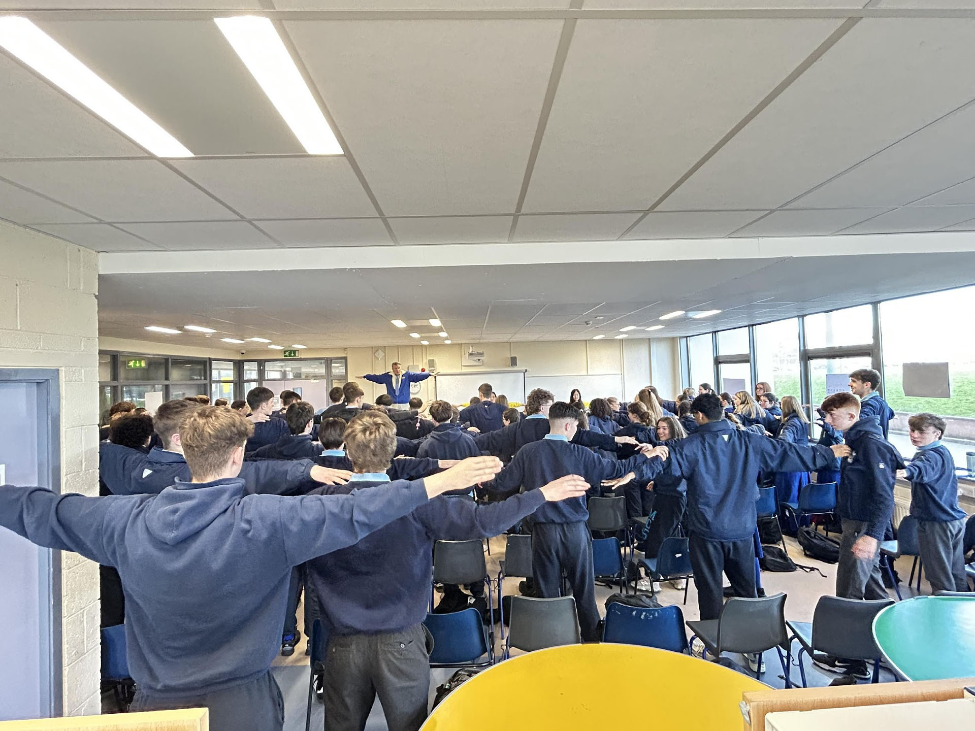 图5:都柏林一所中学高三学生认真学炼法轮功第一套功法。