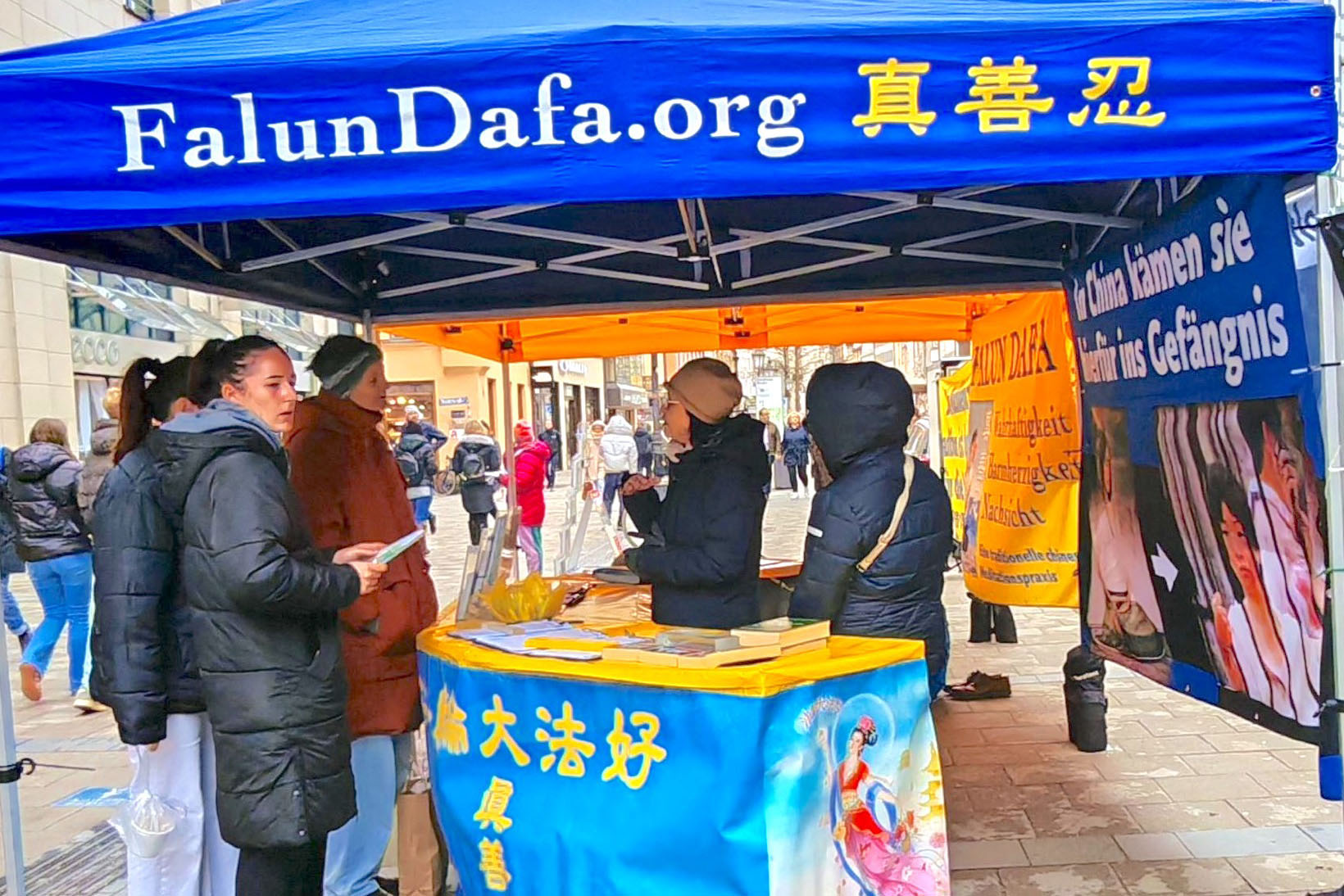 图3~5:民众与法轮功学员交谈,希望了解什么是法轮功,以及中共为什么要迫害法轮功?