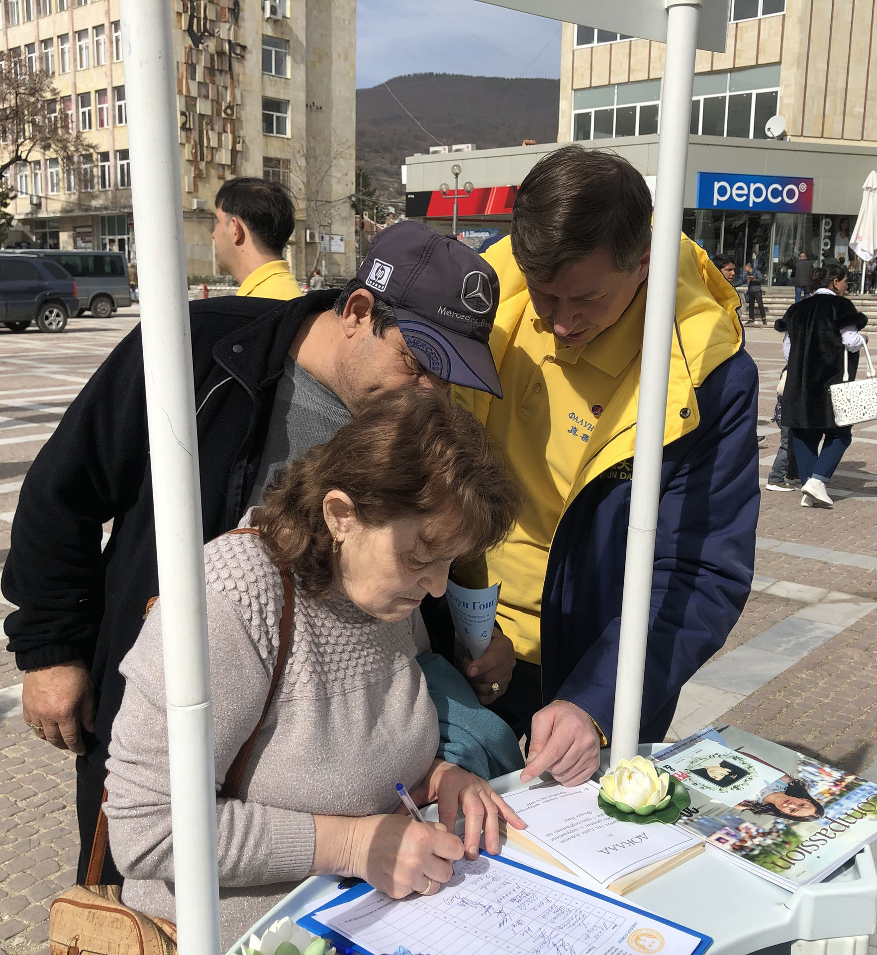 图13:莉莉安娜和格奥尔吉在请愿书上签名。