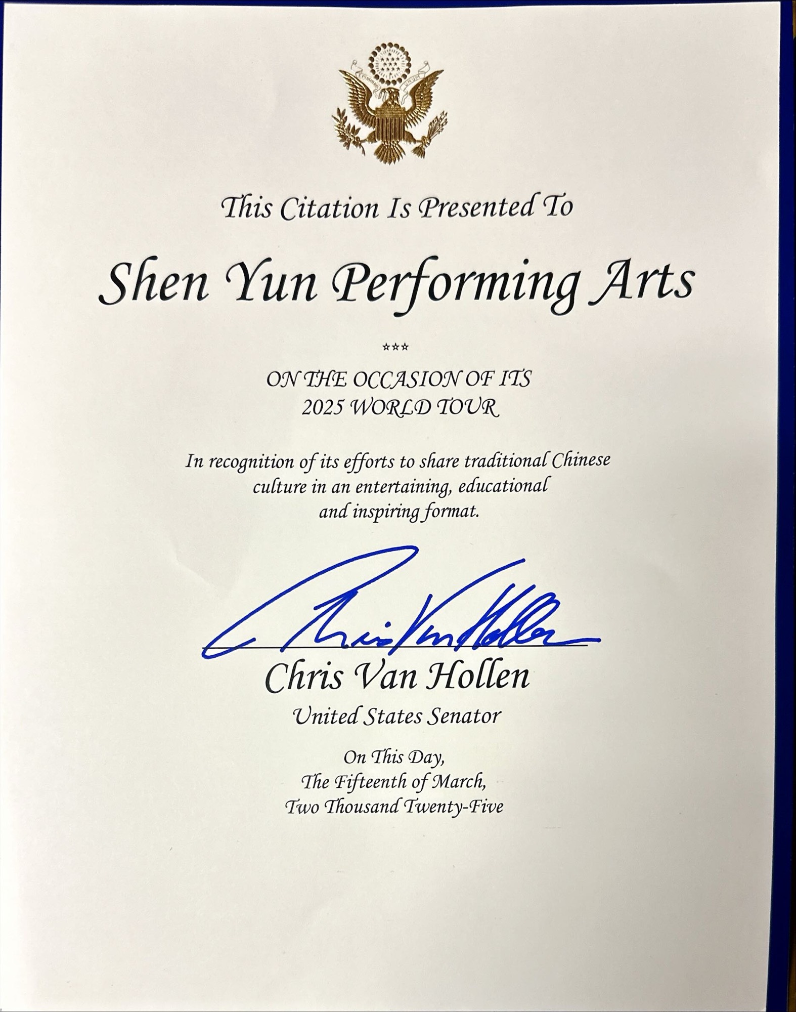 图12:代表马里兰州的美国联邦参议员克里斯·范霍伦(Chris Van Hollen)为神韵艺术团颁发褒奖,以表彰神韵以富有趣味、教育意义、启迪人心的形式分享传统中国文化。(大<span style='max-width:0px!important;margin-left:-4px;color:#eee!important;'>.</span>纪<span style='max-width:0px!important;margin-left:-4px;color:#eee!important;'>.</span>元<span style='max-width:0px!important;margin-left:-4px;color:#eee!important;'>;</span>)