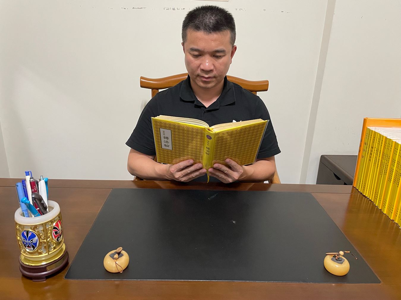 '图1:庄永泰初次展读《转法轮》,感觉有如醍醐灌顶。'