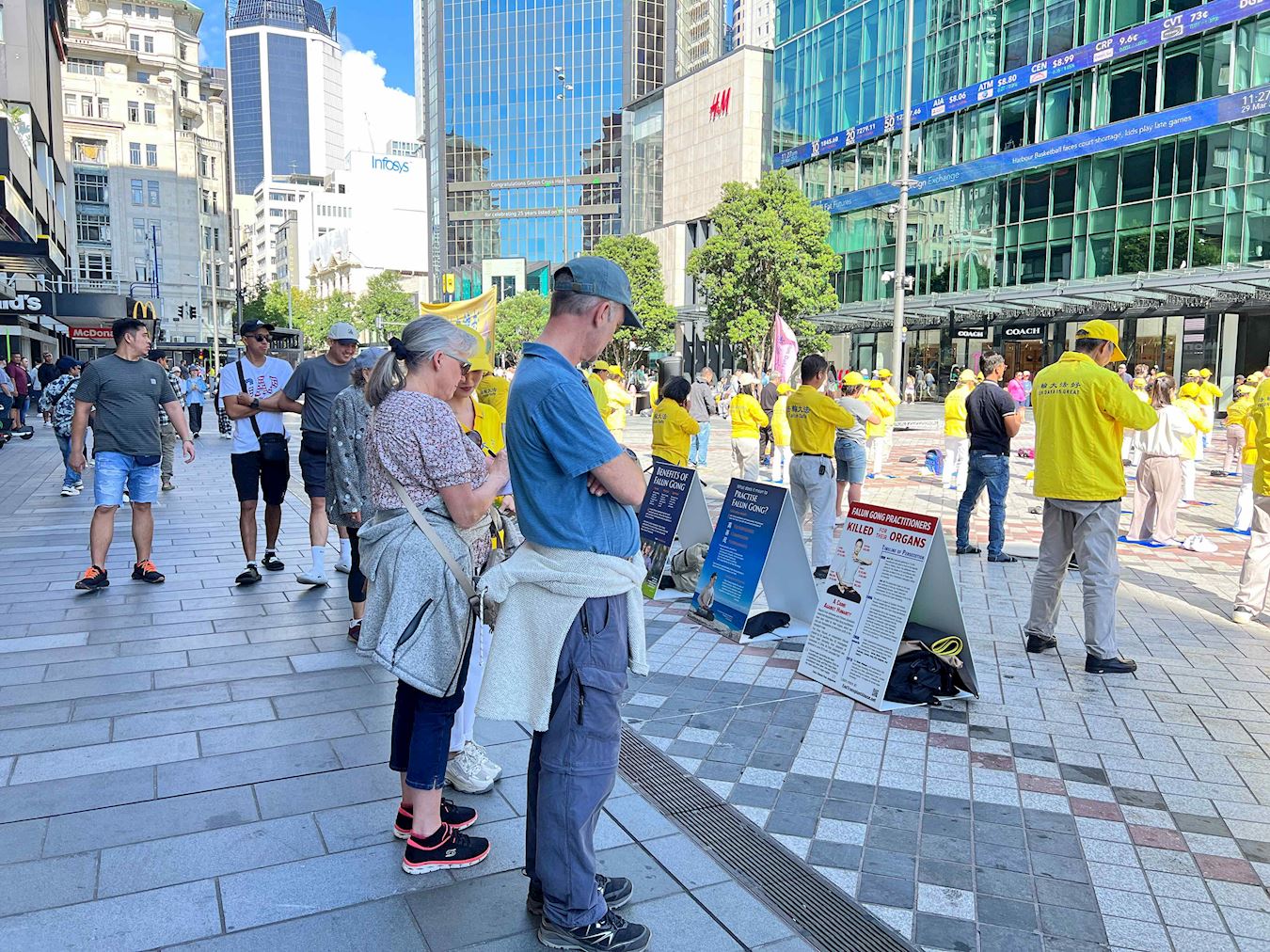 '图4:人们正在观看真相展板。'