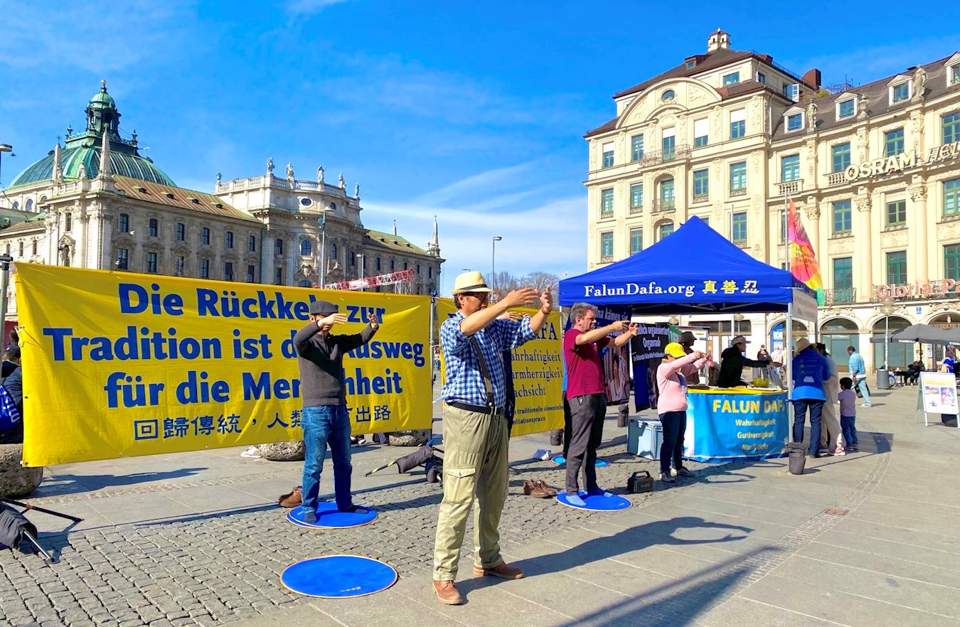 '图1:二零二五年三月二十二日,德国法轮功学员在慕尼黑卡尔斯广场(Karlsplatz)举办活动。图为法轮功学员展示功法。'