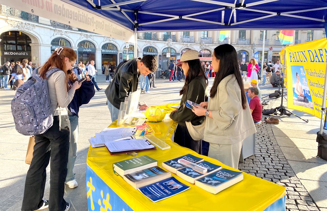 '图5~7:了解了真相的人,纷纷签名声援法轮功学员反迫害。'