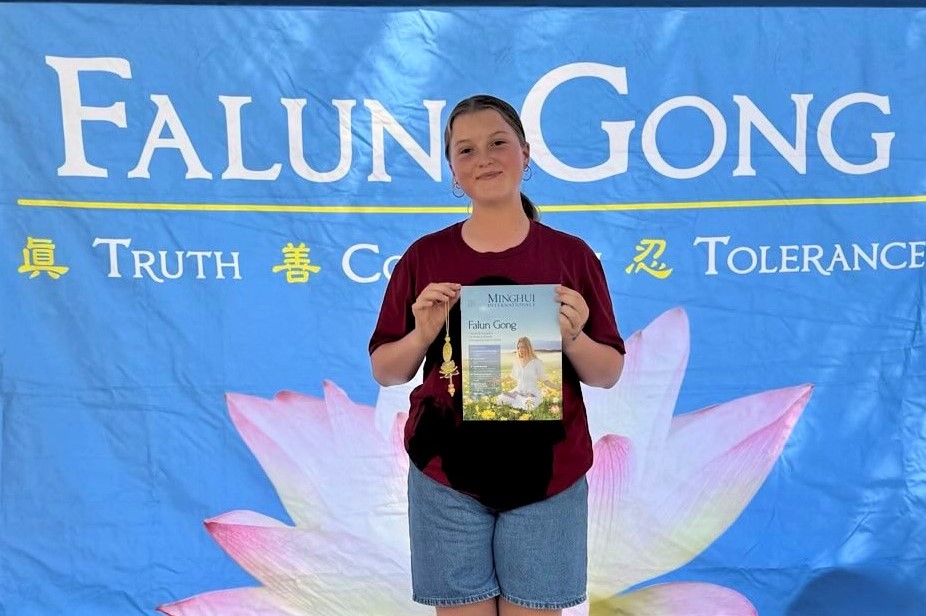 图15:爱丽·唐斯(Ally Downs)在法轮大法展位上。