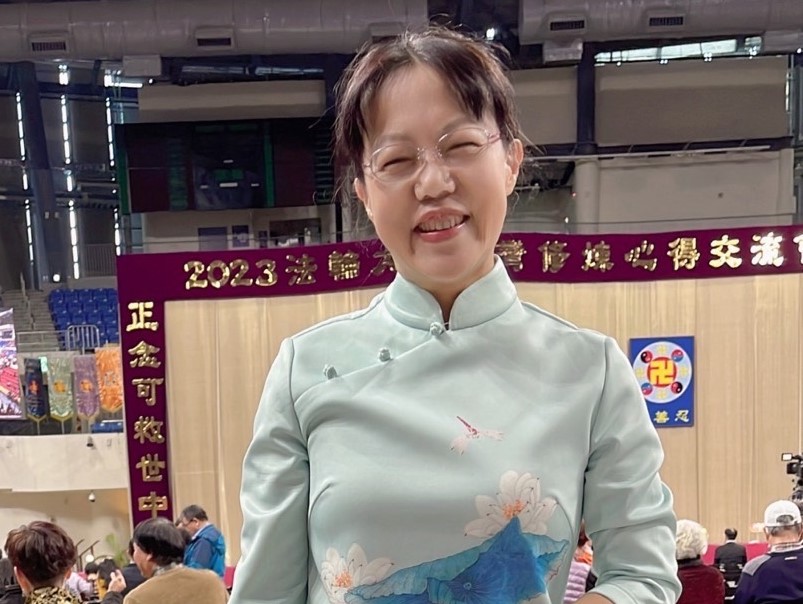 图1:姻叡参加法轮大法修炼交流会。