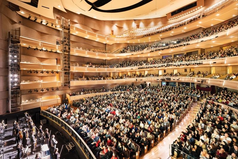 '图3:二零二五年四月五日,神韵新纪元艺术团在多伦多四季表演艺术中心(Four Seasons Centre for the Performing Arts)连演两场,场场爆满。'
