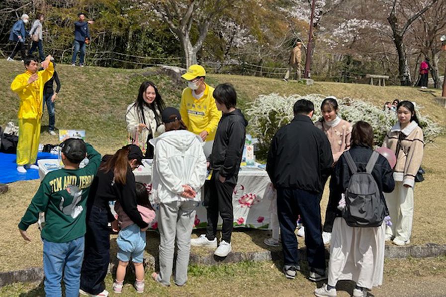 '图1~6:二零二五年四月日本法轮功学员在丰田市水源公园第三十一届樱花节期间,在樱花树下炼功,并向游人介绍法轮功,吸引了很多有缘人驻足观看和学炼。'