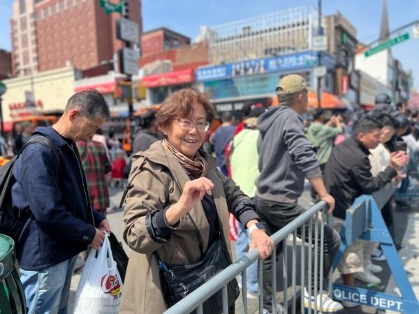 '图17:纽约华裔居民陈女士第一次看到法轮功游行非常激动。'