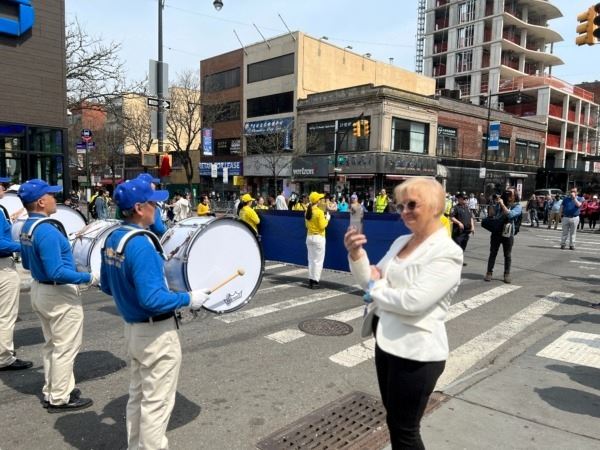 '图19:二零二五年四月十九日,王后区第40选区民主党领袖Martha Flores-Vazquez前来观看法轮功纪念四‧二五26周年游行。'