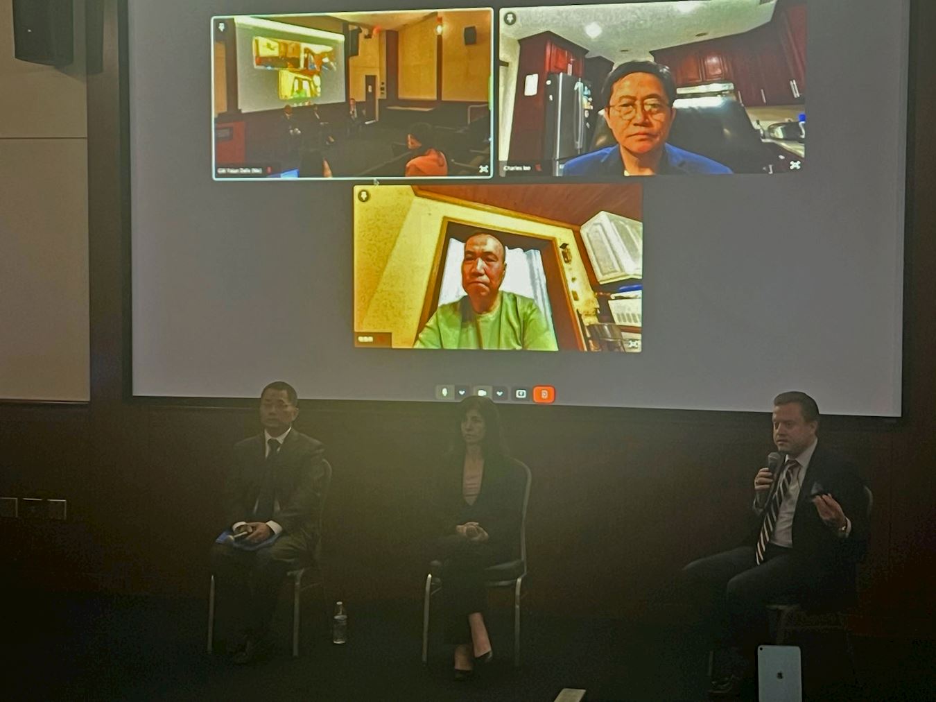 '图3:二零二五年四月二十三日晚,《国有器官》在美国首都华盛顿上映后,现场嘉宾举行讨论会并与观众互动。屏幕下方:中共器官活摘幸存者程佩明;屏幕右侧:曾在美国哈佛大学医学院从事医学诊断影像研究的李祥春(Charles Lee);讲台(从左至右):原清华大学博士生、曾被中共非法酷刑和检测血液的法轮功学员威廉姆‧黄(William Huang);医生反对活摘器官组织(DAFOH)的心理健康顾问杰西卡‧罗素(Jessica Russo);“美国思想领袖”的主持人杨杰凯(Jan Jekielek)。'