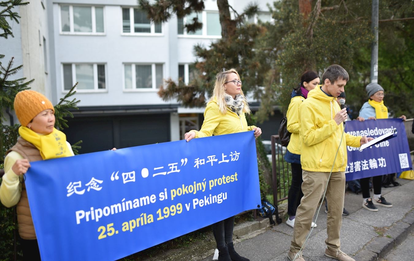 '图2:二零二五年四月二十四日,斯洛伐克法轮大法学会主席马雷克・塔塔尔科(Marek Tatarko)在布拉迪斯拉伐中共大使馆前发言,纪念北京“四・二五”和平上访。'