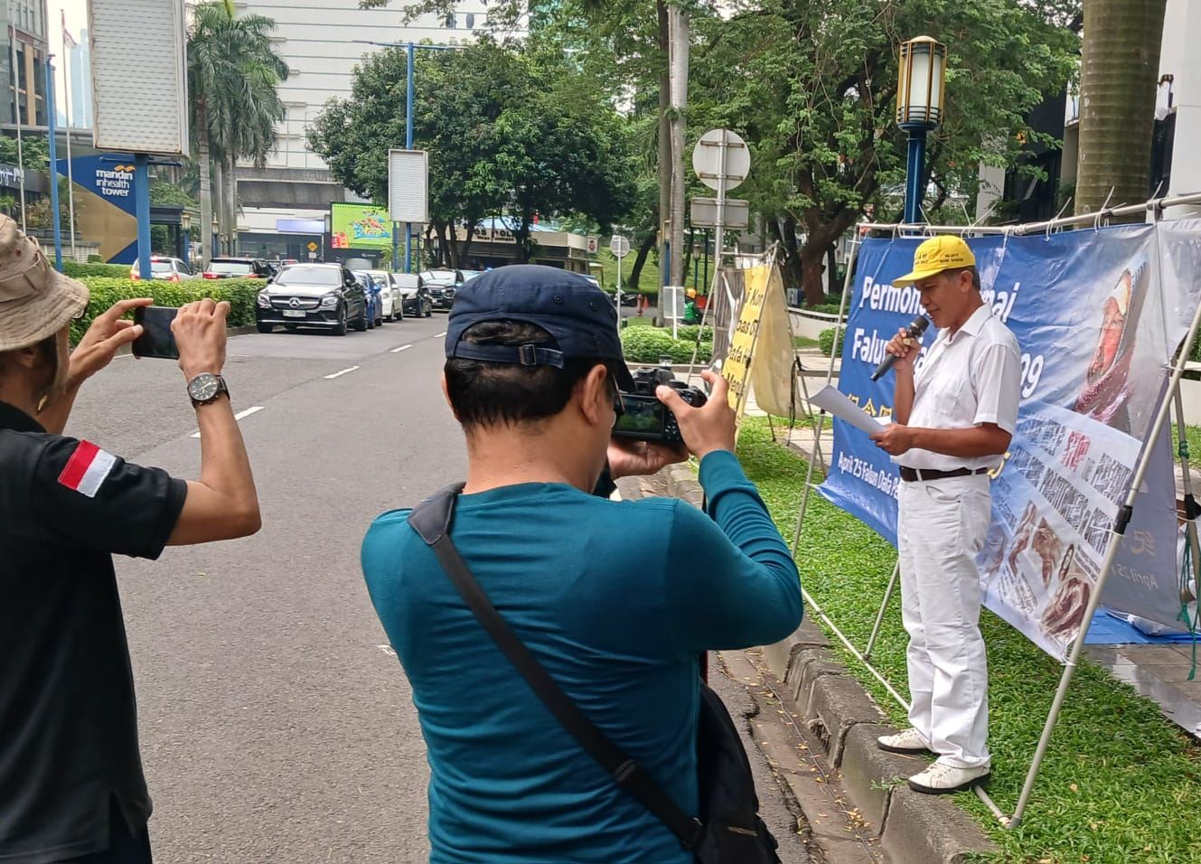 '图3:印尼法轮大法协会主席加托·马查利在集会中发表演讲,当地媒体记者前来报道。'
