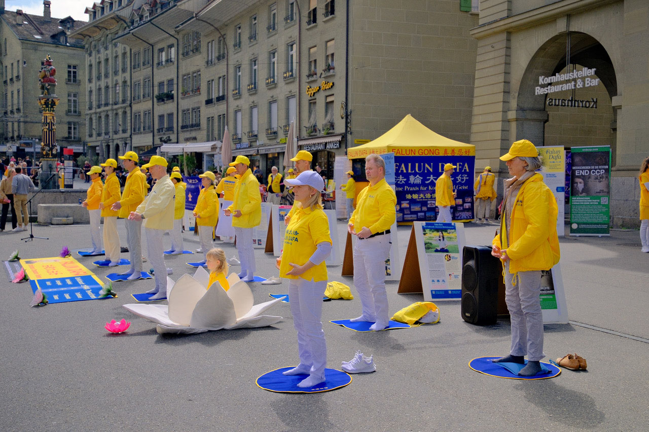 图1~3;在控豪斯广场(Kornhaus Platz)展示五套功法