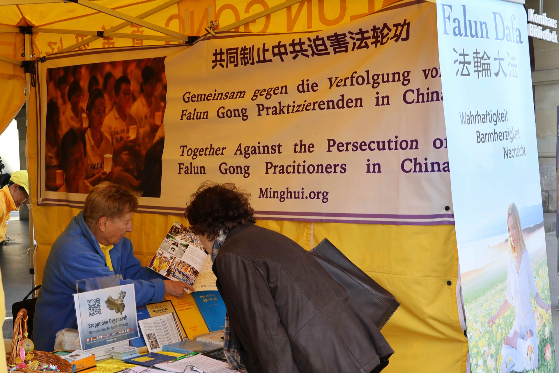 图8~12:路人希望能了解更多讯息,并签名支持法轮功学员