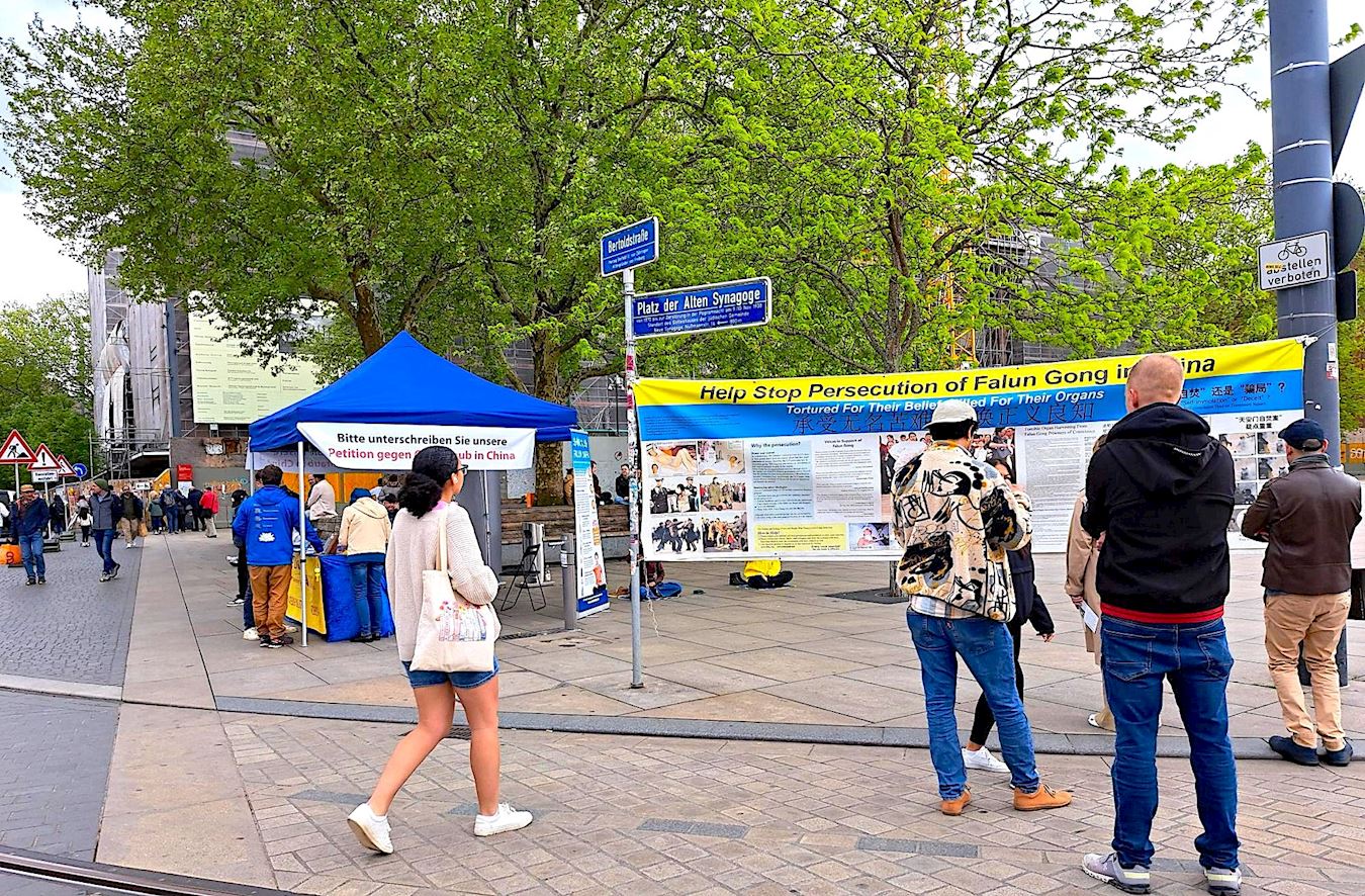 '图1:二零二五年四月二十六日,法轮功学员在弗莱堡大学前老犹太教堂广场上举办活动,展示法轮功的美好,揭露中共迫害法轮功的真相。'