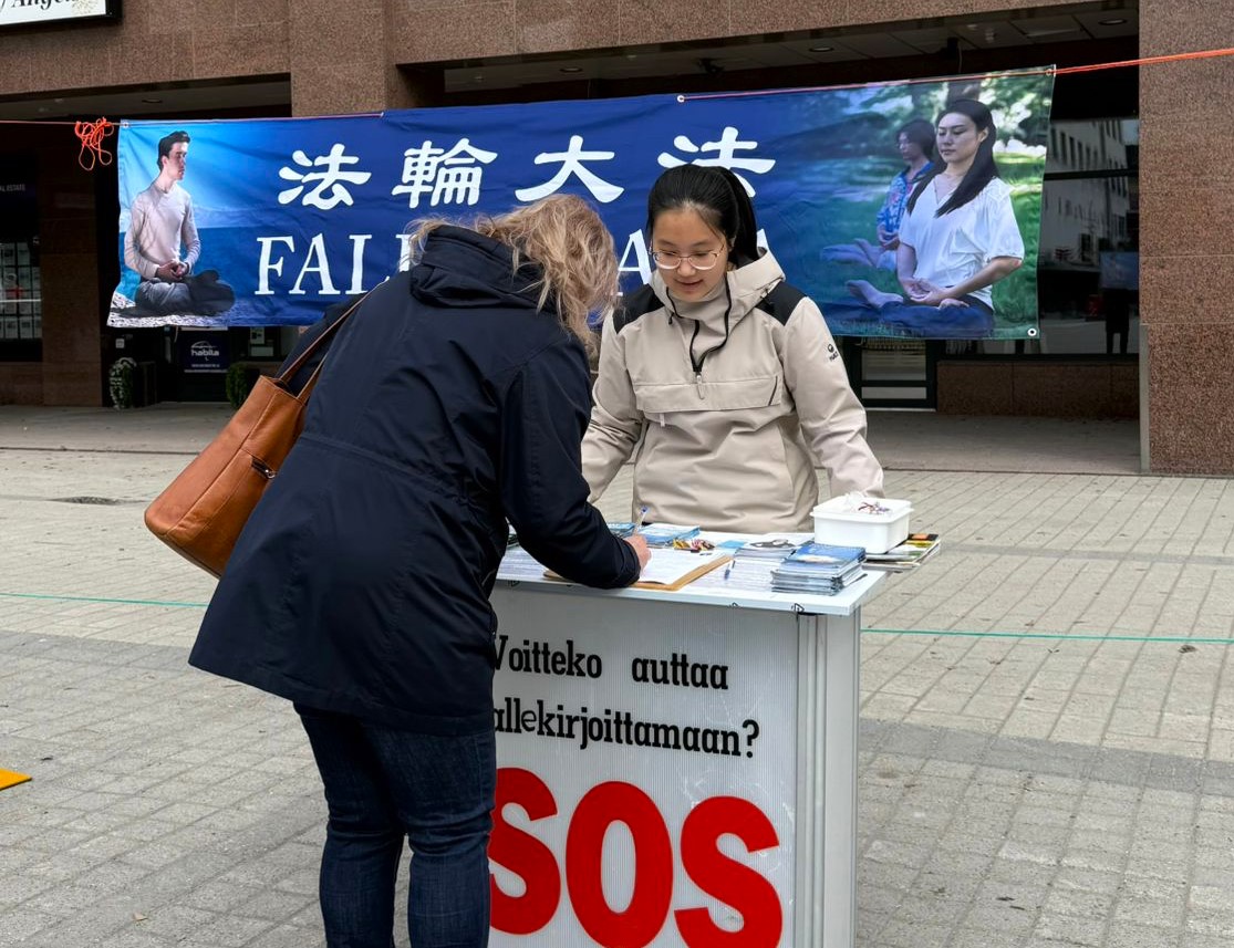 图1~4:二零二五年五月十日,芬兰拉普兰地区罗瓦涅米市的部份法轮功学员,在市中心举办了和平反迫害活动,人们签名支持。