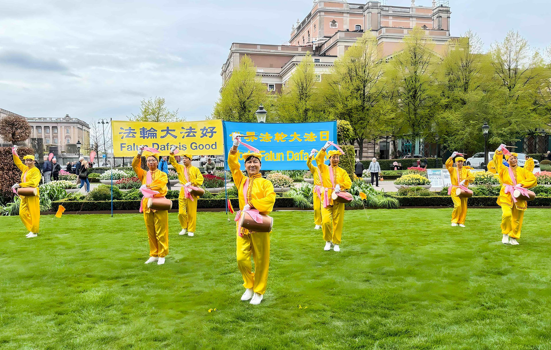 图5:法轮功学员在进行腰鼓表演。
