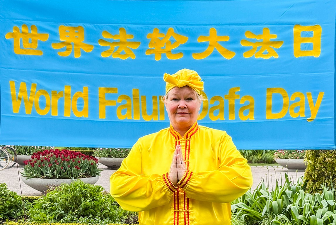 图15:安娜双手合十恭祝师父生日快乐!谢谢师父慈悲救度!