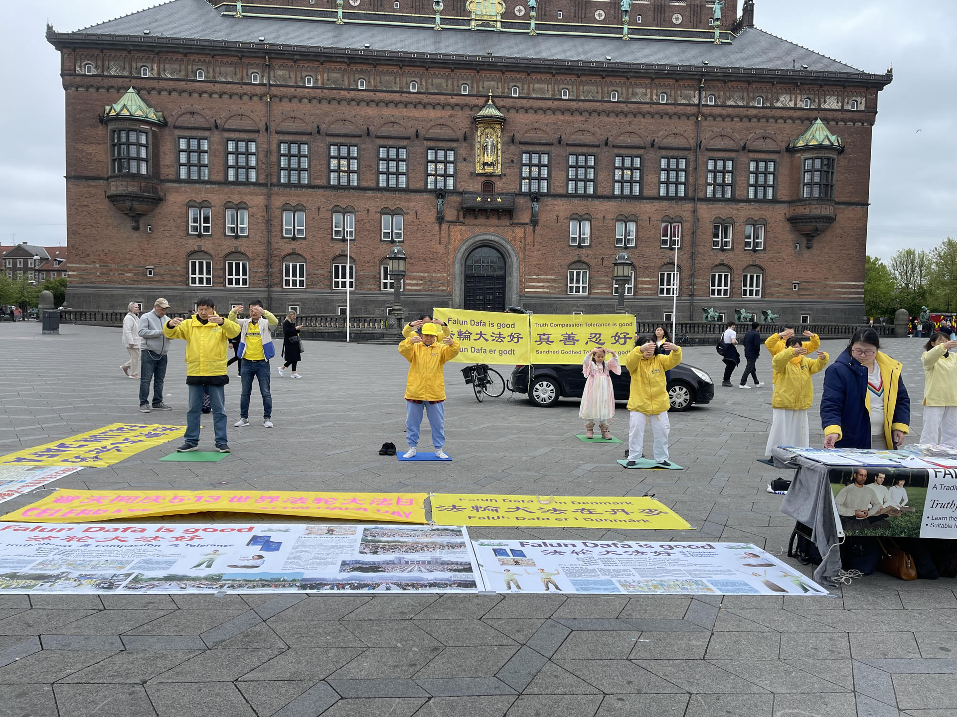 图1~2:法轮功学员展示五套功法