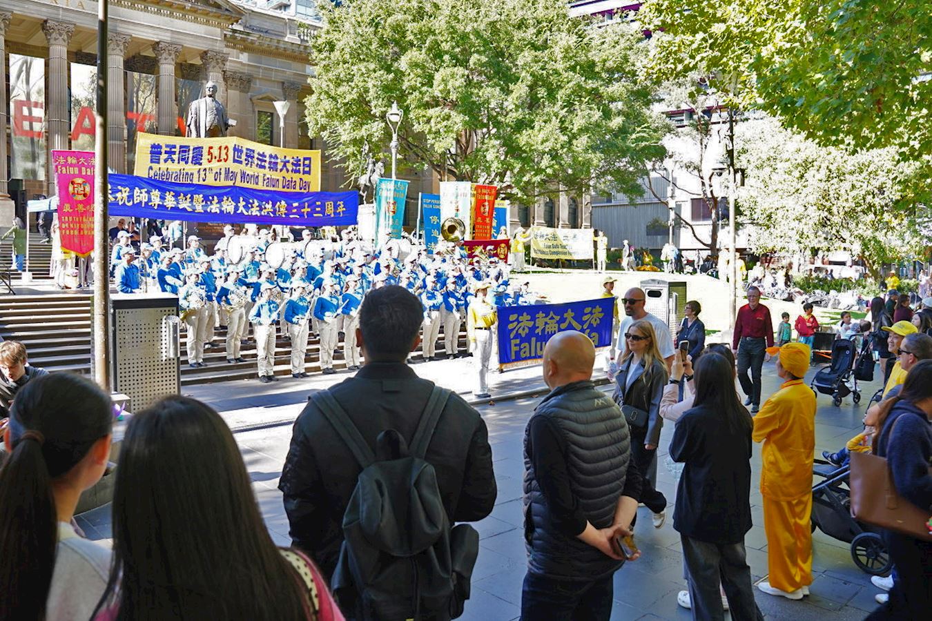 '图13~16:二零二五年五月十日下午,澳洲墨尔本部份法轮功学员在市中心州立图书馆前集会,庆祝“5‧13世界法轮大法日”,恭贺李洪志师父华诞。'
